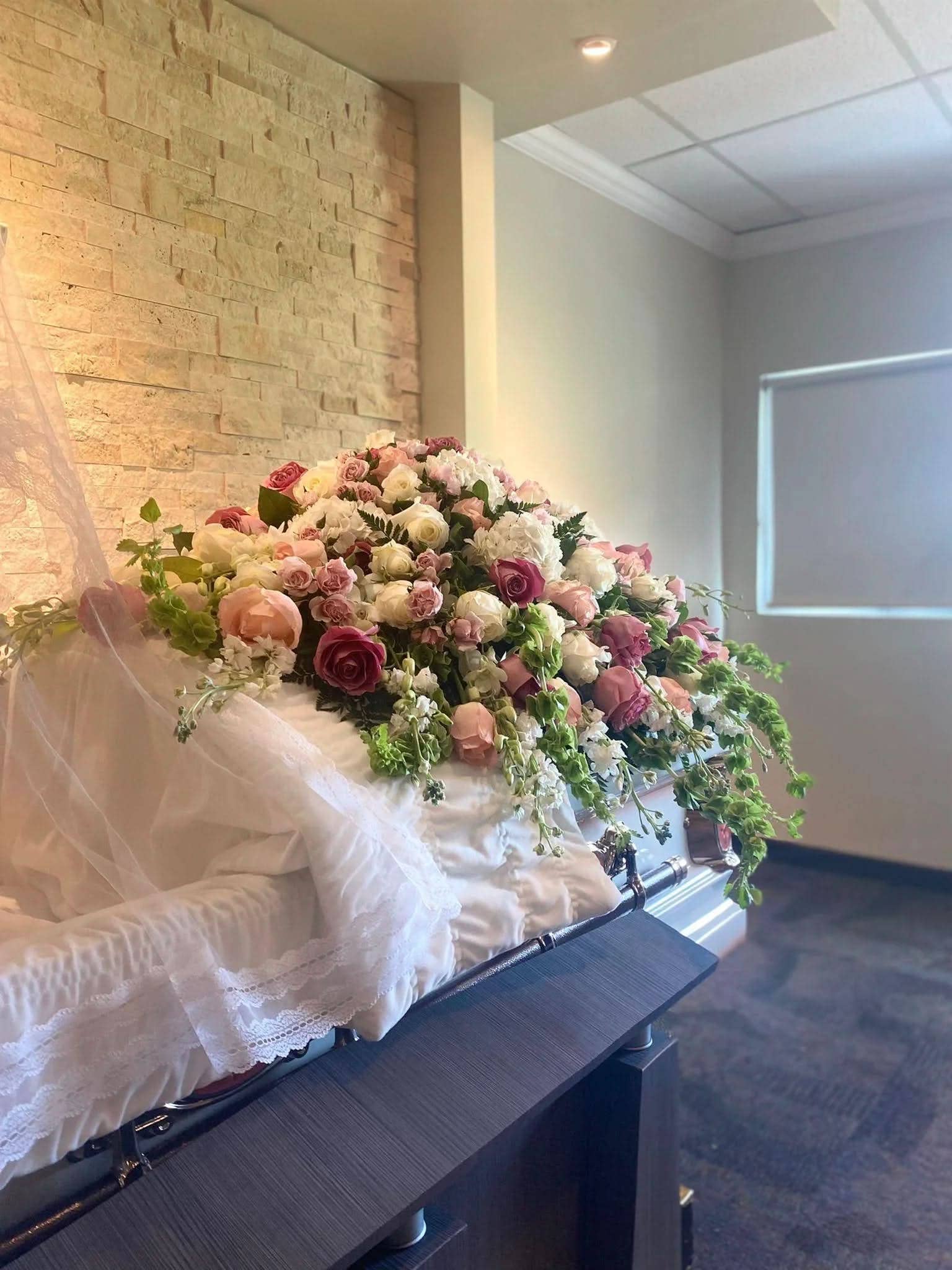 Casket Fuente de Luz - FLOVERS Flower Shop